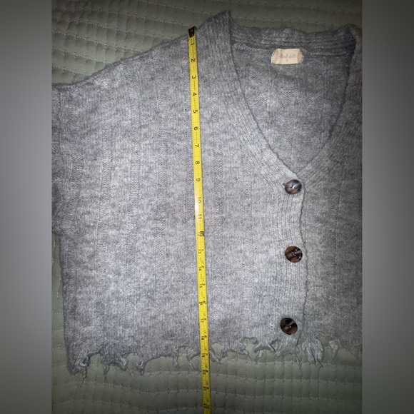 Altar’d State Distressed Hem Cropped Cardigan Gray Size M. GUC - Picture 6 of 8